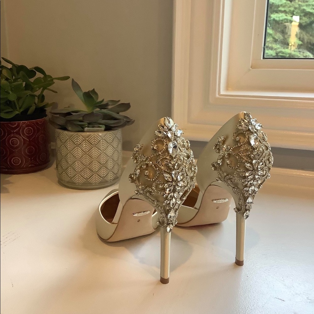 Badgley Mischka Satin Karma Heels Size 9